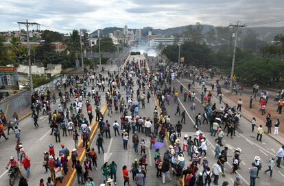 Cientos de maestros, doctores y estudiantes avanzaban por las calles de Tegucigalpa.