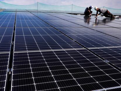 Montaje de placas solares en la cubierta de una fábrica en Vic (Barcelona).