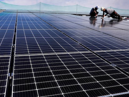Montaje de placas solares en la cubierta de una fábrica en Vic (Barcelona).