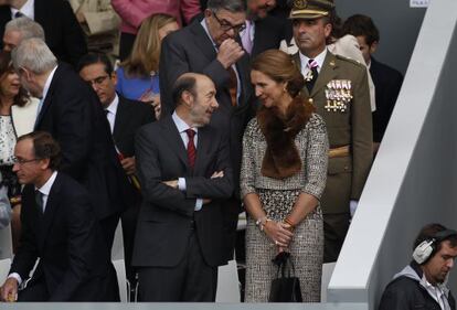 El secretario general del PSOE, Alfredo Pérez Rubalcaba y la Infanta Elena, en una imagen de archivo.