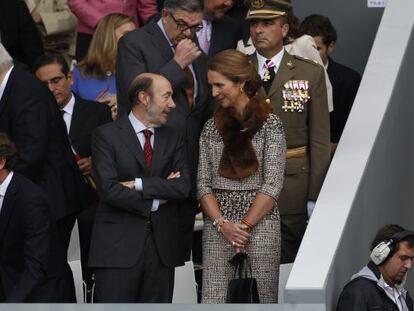 El secretario general del PSOE, Alfredo P&eacute;rez Rubalcaba y la Infanta Elena, en una imagen de archivo.