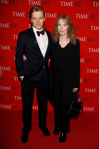 La acrtriz Mia Farrow y su hijo Ronan Farrow, a su llegada a la gala.