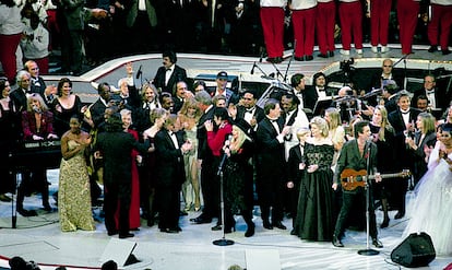 Vista de la gala inaugural presidencial en el Capitol Center en Landover, Maryland, el 19 de enero de 1993. El elenco incluye a Michael Jackson, Barbra Streisand, Aretha Franklin, Elton John, la compañía de danza Alvin Ailey, los comediantes Chevy Chase y Bill Cosby, y los actores Jack Lemmon y James Earl Jones.