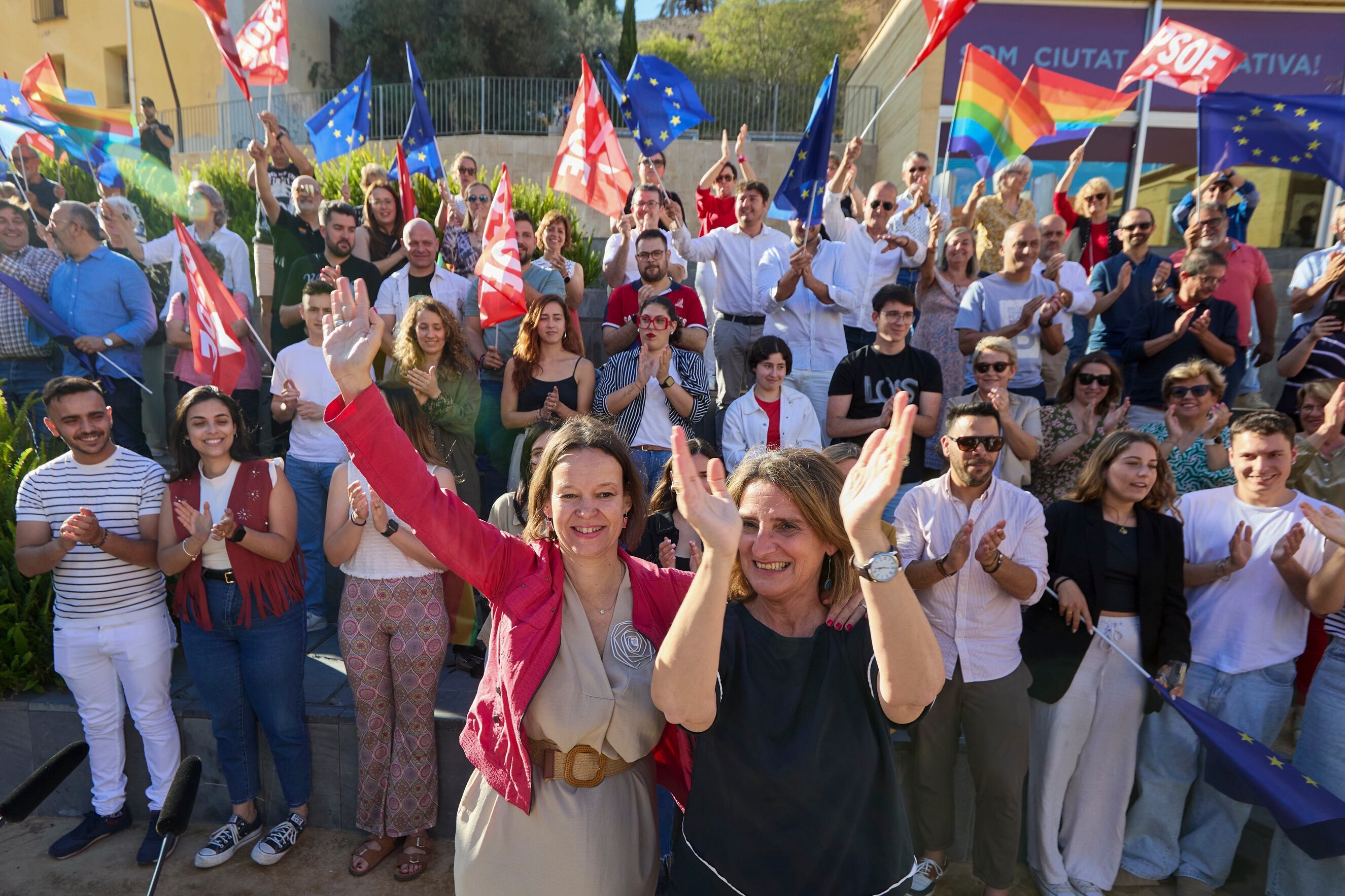 La cabeza de lista del PSOE a las elecciones europeas, Teresa Ribera, y la exministra Leire Pajín, saludan durante el acto de campaña celebrado en Dénia (Alicante), el 28 de mayo. 