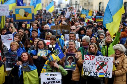 Decenas de personas protestan contra la guerra de invasión de Rusia en Ucrania, mientras tiene lugar la Conferencia de Seguridad de Múnich, este sábado.
