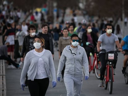 Decenas de personas caminan y hacen deporte por el paseo marítimo de Barcelona, el pasado domingo.