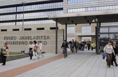 Un grupo de funcionarios sale de la sede del Gobierno vasco en Vitoria.