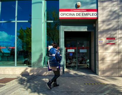 Una mujer se dirige a una oficina de empleo de Madrid, el pasado 2 de diciembre.