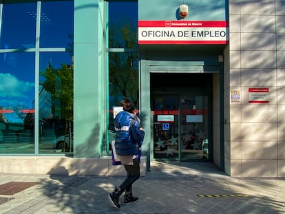 Una mujer se dirige a una oficina de empleo de Madrid, el pasado 2 de diciembre.
