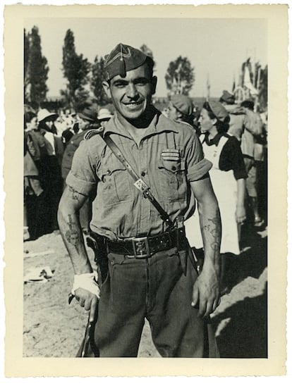 Un legionario participante en el homenaje a Franco y el Ejército, una de las imágenes originales encontradas por el coleccionista Pedro Melero.