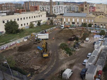 Las naves industriales de Can Ricart, al fondo, deben ser la sede del nuevo peoyecto de la Universitat de Barcelona.