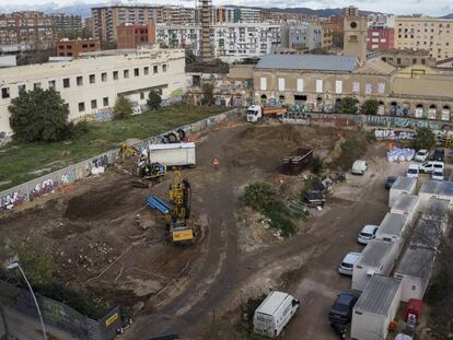 Les naus industrials de Can Ricart, al fons, han de ser la seu del nou projecte de la Universitat de Barcelona.