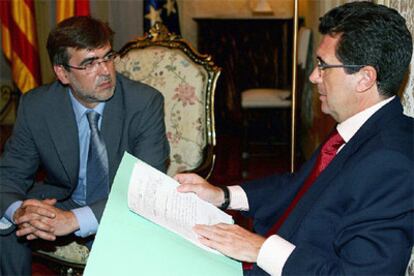 El presidente del Gobierno de las Islas Baleares, Jaume Matas, junto al secretario general del PSE-PSIB, Francesc Antich.