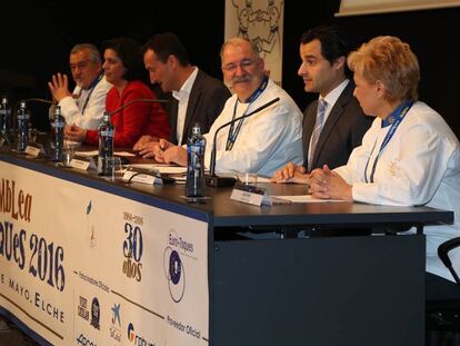 El cocinero Pedro Subijana (tercero por la derecha) durante la inauguraci&oacute;n del encuentro gastron&oacute;mico. 