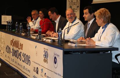 El cocinero Pedro Subijana (tercero por la derecha) durante la inauguración del encuentro gastronómico.