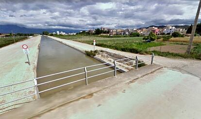 Canal del Ebro cercano a la localidad de Campredó.