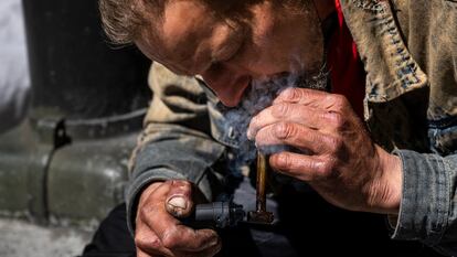 Joseph, un consumidor habitual de fentanilo y crack, en San Francisco (California, Estados Unidos).