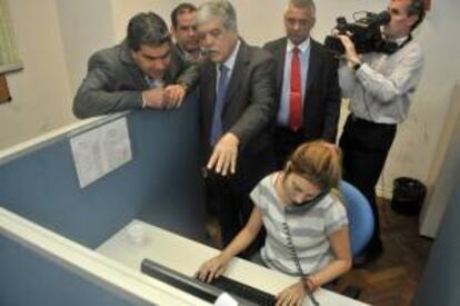 El jefe de Gabinete, Jorge Capitanich (i), y el ministro de Planificación, Julio De Vido (c), recorrieron, este viernes 27 de enero de 2013, el Centro de Atención de Llamados de Emergencias, que atiende los reclamos de los usuarios y los traslada a las empresas para su resolución, en el Palacio de Hacienda en Buenos Aires (Argentina).