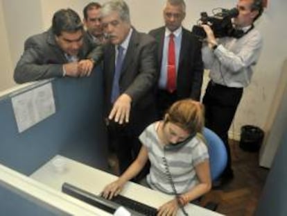 El jefe de Gabinete, Jorge Capitanich (i), y el ministro de Planificación, Julio De Vido (c), recorrieron, este viernes 27 de enero de 2013, el Centro de Atención de Llamados de Emergencias, que atiende los reclamos de los usuarios y los traslada a las empresas para su resolución, en el Palacio de Hacienda en Buenos Aires (Argentina).