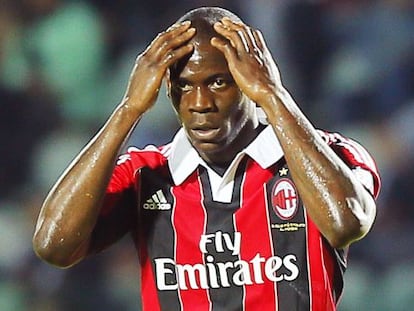 Balotelli se lamenta durante el partido contra el Siena. 