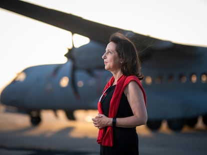 La ministra de Defensa, Margarita Robles, este viernes en la base aérea de Torrejón de Ardoz.