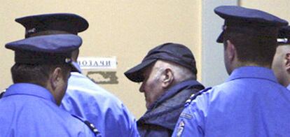 Mladic, conducido por policías serbios tras su detención.