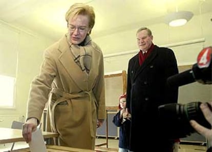 El actual primer ministro, Paavo Lipponen, y su mujer en el momento de votar.