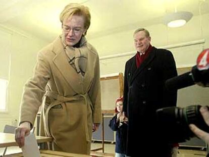 El actual primer ministro, Paavo Lipponen, y su mujer en el momento de votar.