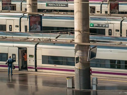 Trenes de alta velocidad de Renfe en la estación madrileña de Chamartín.