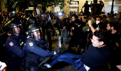 Tensión entre manifestantes y policía a las puertas de la sede del Gobierno valenciano.