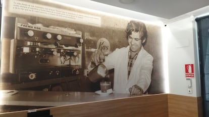Foto del padre de Lorenzo (el dueño actual) que adorna una de las paredes de la churrería.
