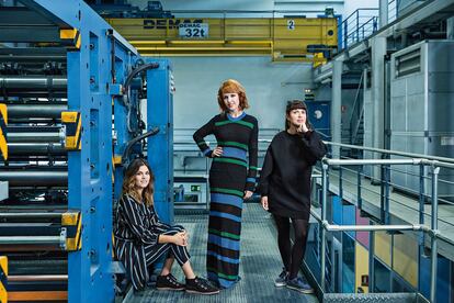 De izda. a dcha., Elvira Sastre lleva batín, pantalón y botas, todo de BIMBA Y LOLA.  Vanessa Montfort con vestido de DESIGUAL y Ana Penyas viste sudadera negra bombacha y zapatillas azules, ambas de BIMBA Y LOLA.