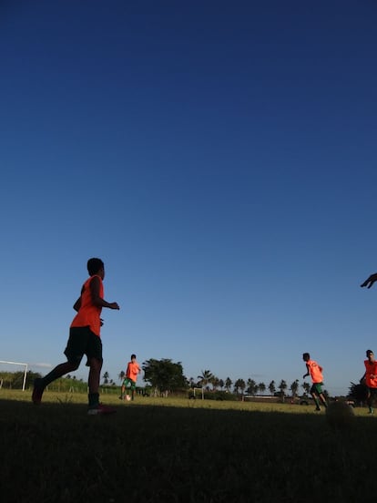 Jovens treinam na escola Bola de Ouro, onde Diego Costa deu seus primeiros passos no futebol, em Lagarto.