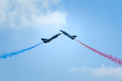 Los aviones de combate J-10 del Equipo Aeroacrobático Bayi de la Fuerza Aérea de las PLA (Ejército de Liberación de los Pueblos) se presentan en el Airshow China 2018 en Zhuha (China).