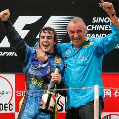 Fernando Alonso y Flavio Briatore festejan el doblete de Renault en el podio.