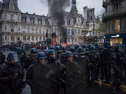 Barricadas ardiendo el 14 de abril junto al Ayuntamiento de Paris mientras los antidisturbios se preparan para cargar contra los manifestantes que protestan contra la reforma de las pensiones.  