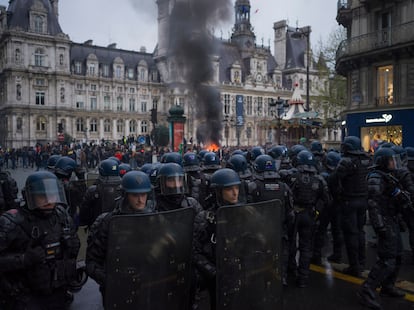 Miembros del cuerpo de gendarmería se preparaban para cargar contra los manifestantes el 14 de abril en París, mientras ardían barricadas.