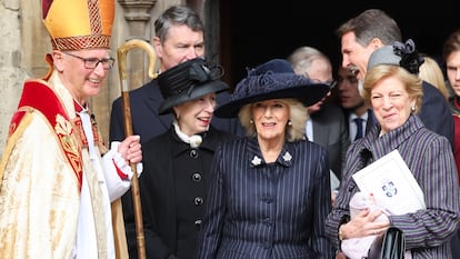 La reina Camila (en el centro), junto a la princesa Ana (a la izquierda) y Ana María de Grecia, durante la misa por Pablo de Grecia en Windsor, el 27 de febrero.