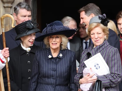 La reina Camila (en el centro), junto a la princesa Ana (a la izquierda) y Ana María de Grecia, durante la misa por Pablo de Grecia en Windsor, el 27 de febrero.