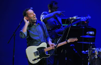 Jorge Drexler, durante un concierto en el Teatro Mayor de Bogot&aacute;.