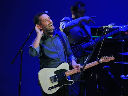 Jorge Drexler, durante un concierto en el Teatro Mayor de Bogot&aacute;.