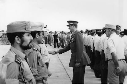 El príncipe Juan Carlos saluda a los jefes y oficiales del Ejército español en una visita al Aaiún (Sáhara Occidental).