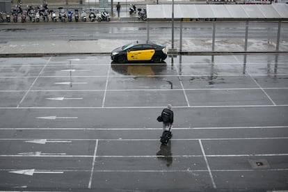 Parrilla de taxis vacía de la Estacion de Sants por la jornada de huelga del sector del taxi, en Barcelona.