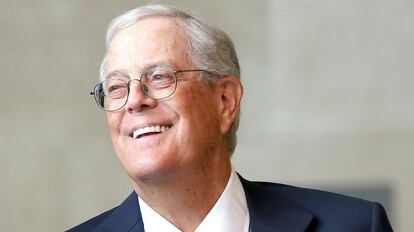 David Koch (79 años), es uno de los dos hermanos que junto a Charles (75 años) cierran la lista de las 10 personas más ricas del mundo de Forbes. Ambos estadoundenses, como siete de los diez más ricos, crearon Koch Industries, un conglomerado de empresas de comercio, inversiones y fábricas que les ha permitido tener una fortuna de 42.200 millones de dólares. Utilizan su fortuna para financiar habitualmente al Partido Republicano y apoyar causas ultraconservadoras.