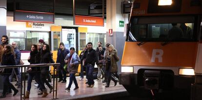 Passatgers de Renfe a l'estació de Sant Andreu Arenal.