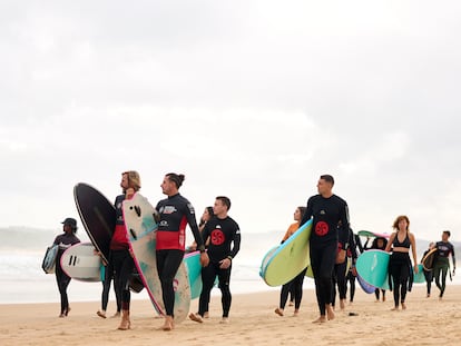 Varios surfistas en la playa en Somo, Cantabria, en agosto de 2023.