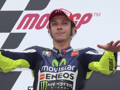 Valentino Rossi celebra el triunfo en el podio.