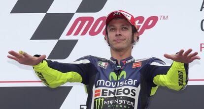 Valentino Rossi celebra el triunfo en el podio.