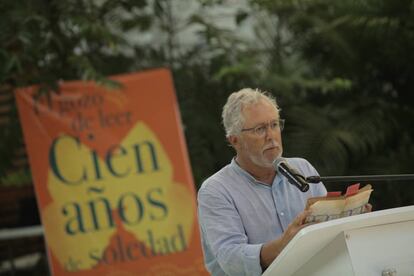El escritor colombiano Héctor Abad-Faciolince lee su fragmento favorito de "Cien años de soledad" en Cartagena.