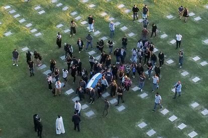 Vista aérea del entierro de Maradona en el cementerio Jardín Bella Vista, en la provincia de Buenos Aires.